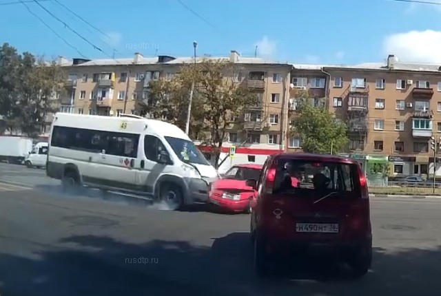 Три женщины пострадали в ДТП с участием маршрутки в Воронеже. ВИДЕО