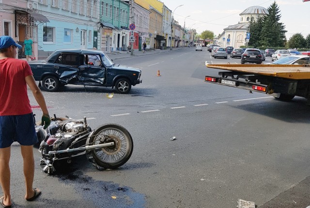 В Рязани директор школы разбился на мотоцикле, скрываясь от полицейских. ВИДЕО
