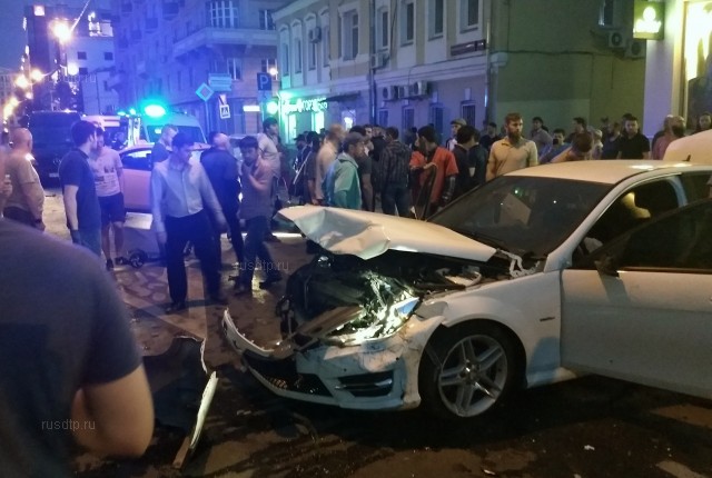 В Москве пьяные «мажоры» на «Мерседесе» разбили восемь машин