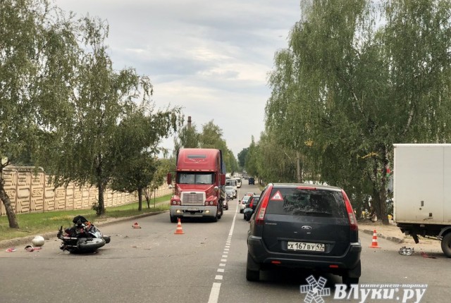 Мотоциклист погиб в ДТП в Великих Луках. ВИДЕО
