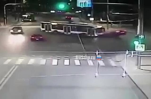 Троллейбус столкнулся с автомобилем
