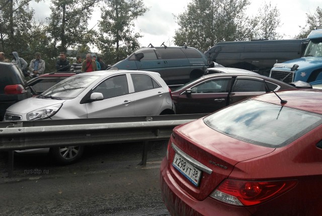 13 автомобилей столкнулись на Кайской горе в Иркутске