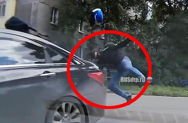В Новокузнецке столкнулись автомобиль и мотоцикл. ВИДЕО