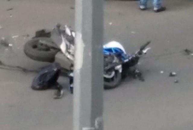 В Новокузнецке столкнулись автомобиль и мотоцикл. ВИДЕО