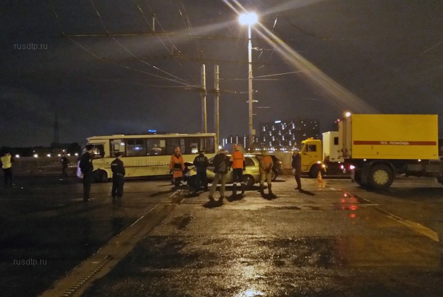 Три автомобиля врезались в пролёт разводного моста в Петербурге