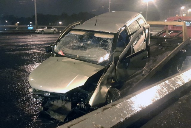 Три автомобиля врезались в пролёт разводного моста в Петербурге