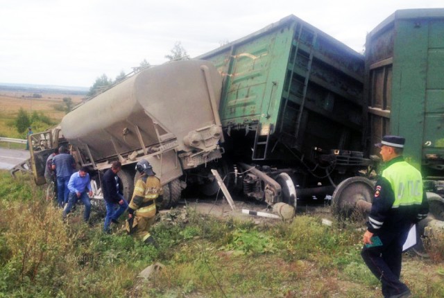 В Татарстане грузовик с отказавшими тормозами столкнулся с поездом