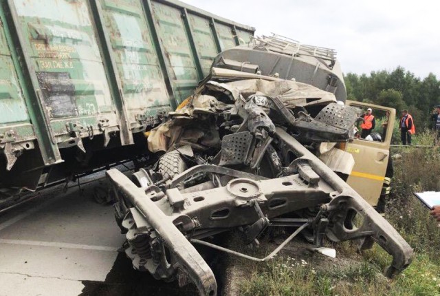 В Татарстане грузовик с отказавшими тормозами столкнулся с поездом