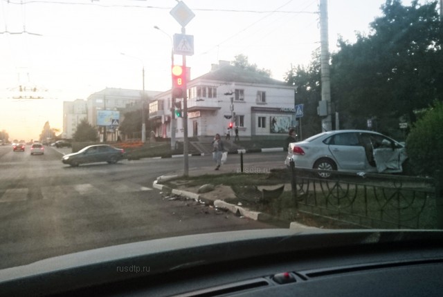 В Белгороде пьяная женщина на «Фольксвагене» совершила ДТП. Видео