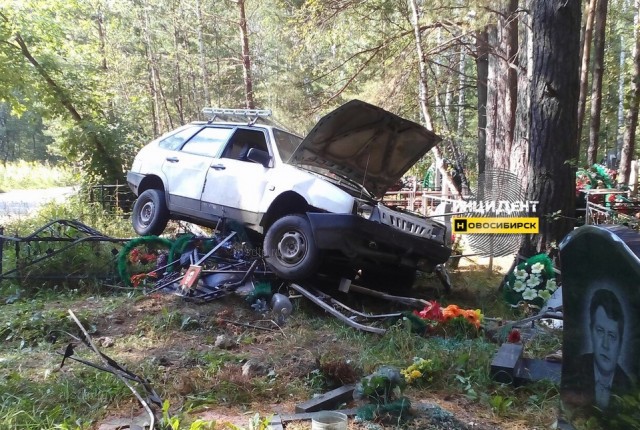 Пьяный водитель разворотил несколько могил на кладбище в Новосибирске