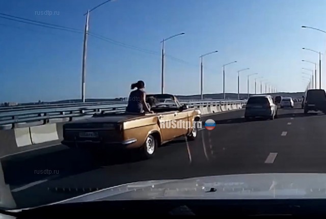 «Волга»-кабриолет попала в ДТП на Академическом мосту в Иркутске