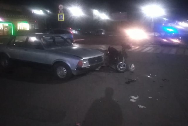 В Бийске автомобиль столкнулся со скутером. ВИДЕО