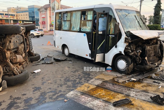 В Ярославле в ДТП с маршруткой пострадали 9 человек. ВИДЕО