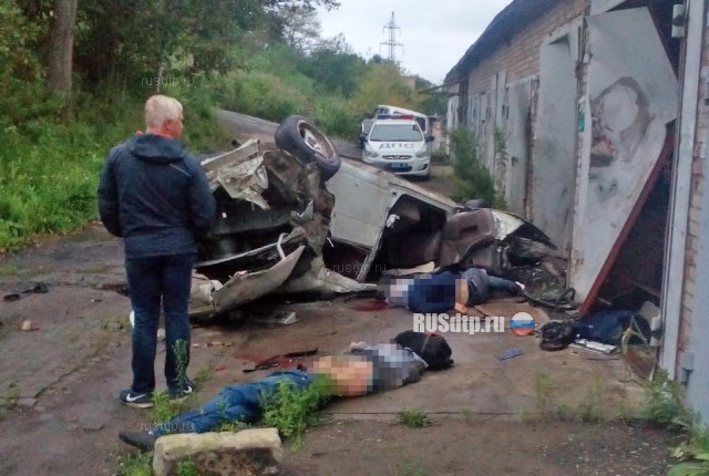 Во Владивостоке двое парней разбились, врезавшись в гаражный бокс