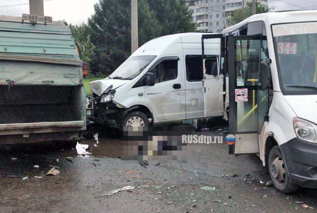 В Омске в массовом ДТП с участием маршруток погиб человек