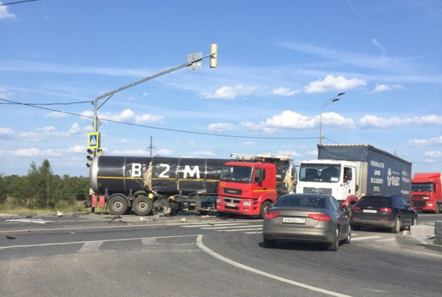 Момент ДТП на трассе М-9 в Подмосковье запечатлел видеорегистратор