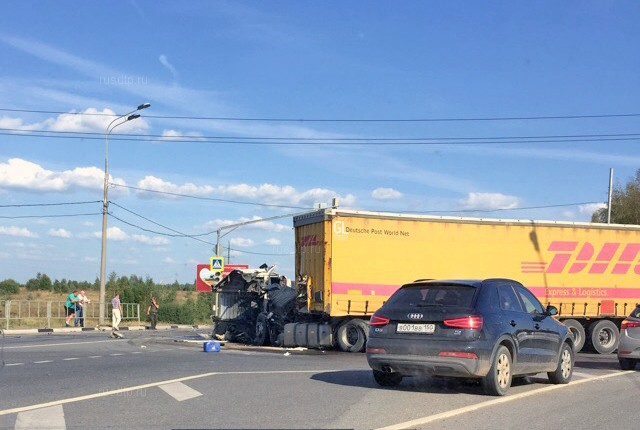 Момент ДТП на трассе М-9 в Подмосковье запечатлел видеорегистратор