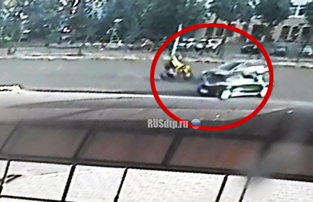 Мотоциклист и его пассажир пострадали в ДТП в Липецке. ВИДЕО