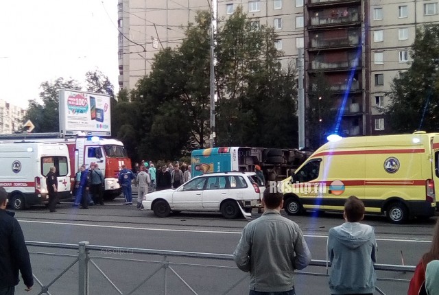 Два человека погибли в ДТП с участием маршрутки в Санкт-Петербурге