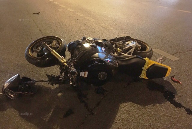 Мотоциклист получил тяжелые травмы в ДТП с патрульной машиной в Москве. ВИДЕО