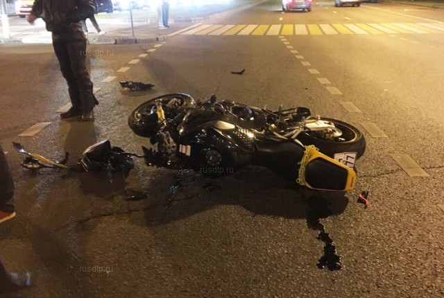 Мотоциклист получил тяжелые травмы в ДТП с патрульной машиной в Москве. ВИДЕО