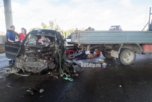 На Ростовском шоссе водителя «Газели» насмерть сбил автомобиль. ВИДЕО