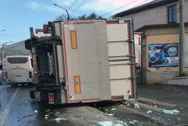 В Новороссийске в ДТП попал грузовик торговой сети «Магнит»