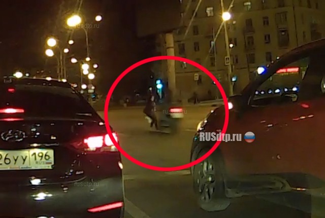 В Екатеринбурге мотоциклист сбил пешехода. ВИДЕО