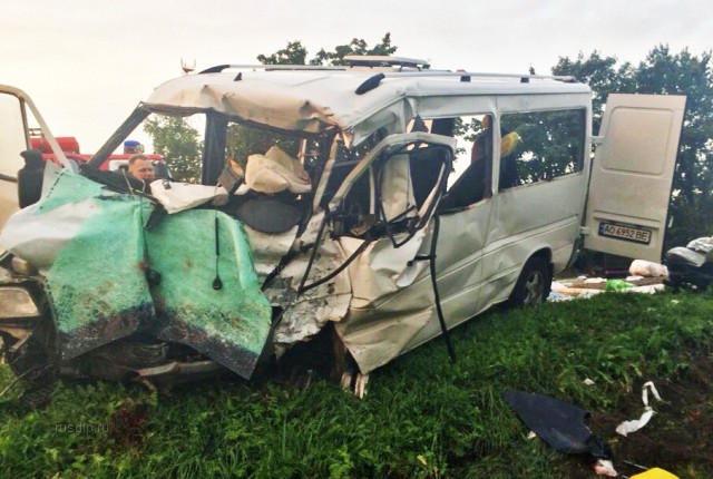 Четверо погибли в ДТП с участием фуры и микроавтобуса на трассе «Нарва»