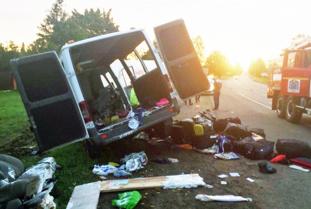 Четверо погибли в ДТП с участием фуры и микроавтобуса на трассе «Нарва» 