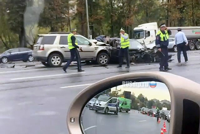 Четыре автомобиля столкнулись на Кутузовском проспекте в Москве. ВИДЕО