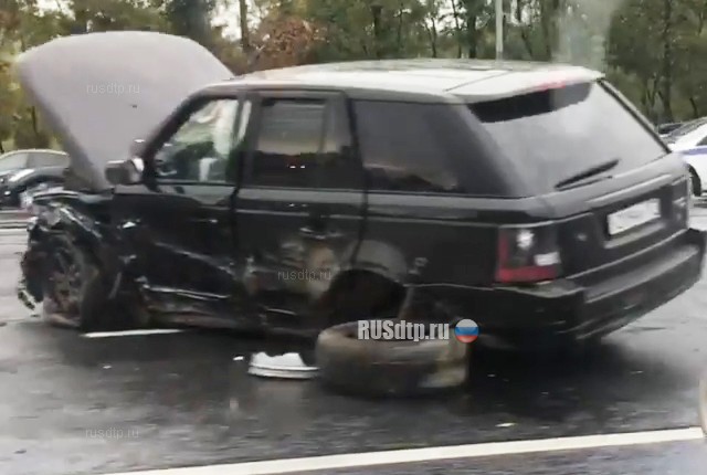 Четыре автомобиля столкнулись на Кутузовском проспекте в Москве. ВИДЕО