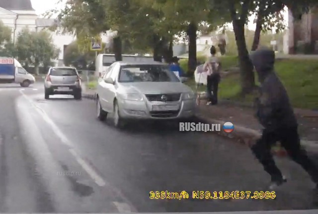 В Череповце пьяный 13-летний подросток попал под колеса автомобиля