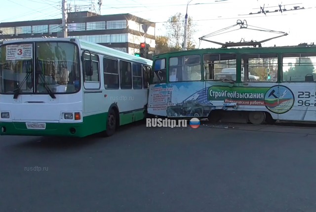В Иркутске столкнулись трамвай и автобус. ВИДЕО