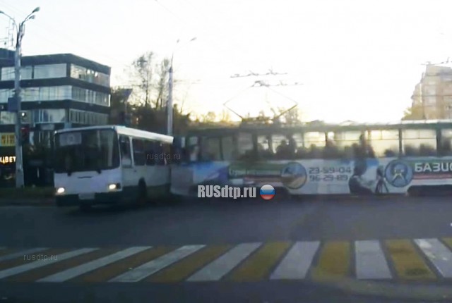 В Иркутске столкнулись трамвай и автобус. ВИДЕО