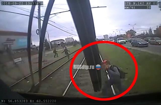 В Екатеринбурге трамвай сбил 13-летнего ребенка. ВИДЕО