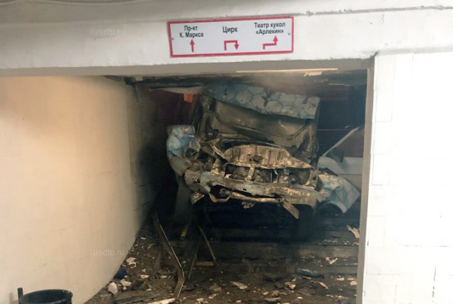 В Омске водитель «Волги» уснул за рулем и въехал в подземный переход