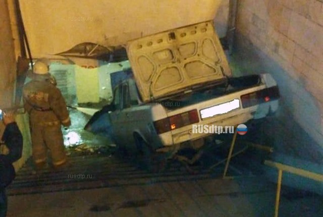 В Омске водитель «Волги» уснул за рулем и въехал в подземный переход