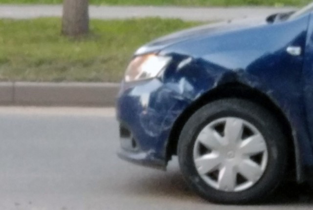 В Костроме женщина на «Тойоте» едва не сбила ребенка, повредила две машины и скрылась с места ДТП