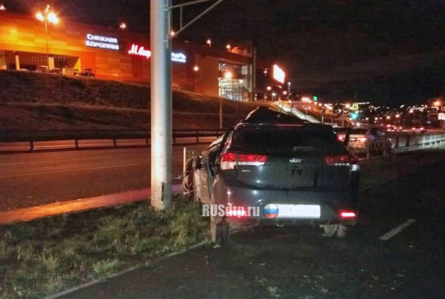 Kia Rio врезался столб в результате ДТП на улице Энтузиастов в Уфе