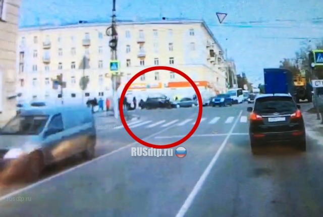 В Иванове лихач на «десятке» проехал сквозь толпу пешеходов. ВИДЕО