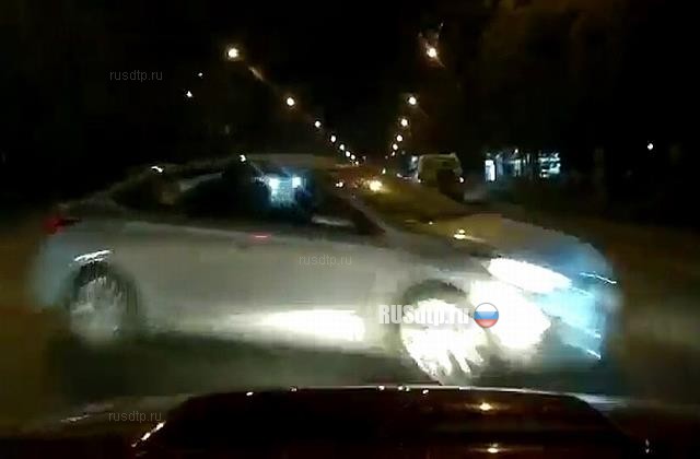 Hyundai и  Subaru столкнулись на Дуси Ковальчук в Новосибирске. ВИДЕО