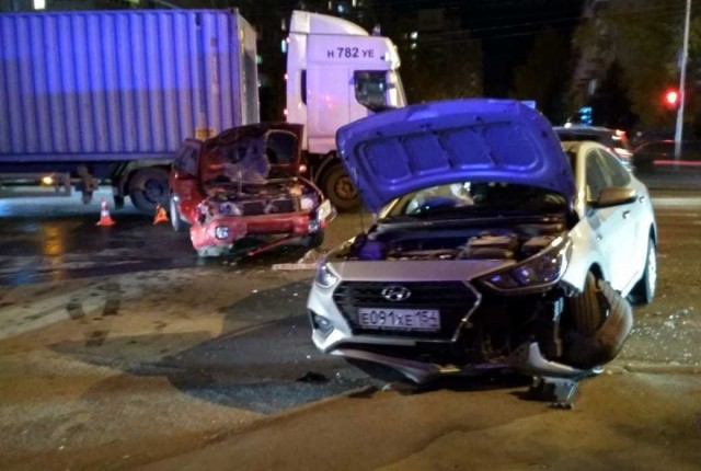 Hyundai и  Subaru столкнулись на Дуси Ковальчук в Новосибирске. ВИДЕО