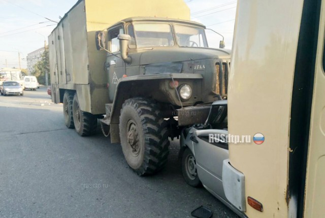В Оренбурге «Калину» зажало между автобусом и грузовиком