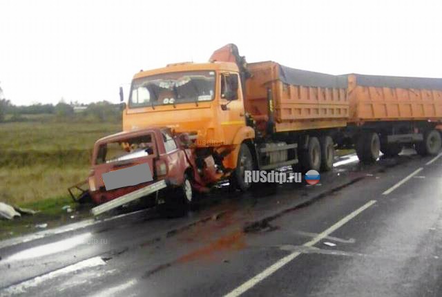 Водитель и пассажирка ВАЗа погибли под встречным КАМАЗом в Курской области