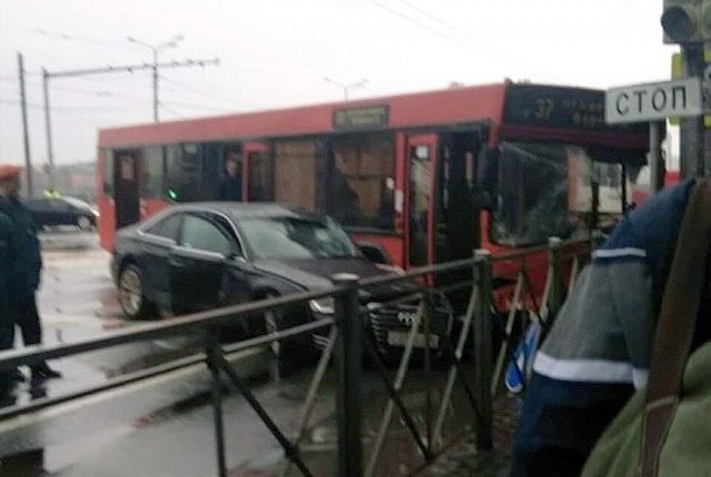 ДТП с участием автобуса и автомобиля в Казани попало на видео