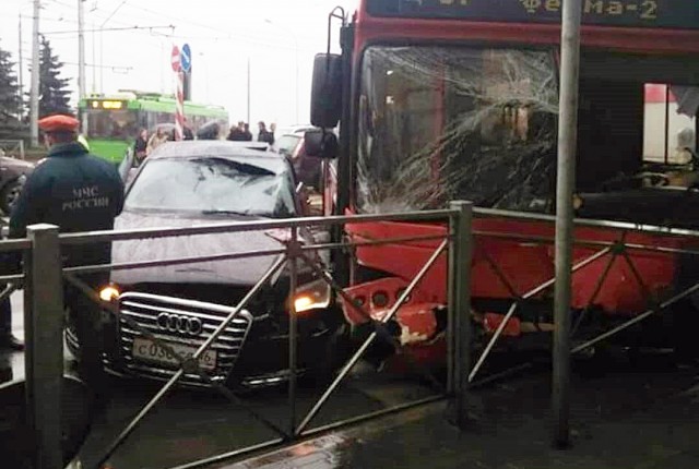 ДТП с участием автобуса и автомобиля в Казани попало на видео