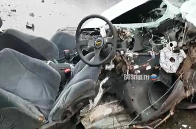 Nissan Skyline разорвало на части в результате ДТП на Сахалине