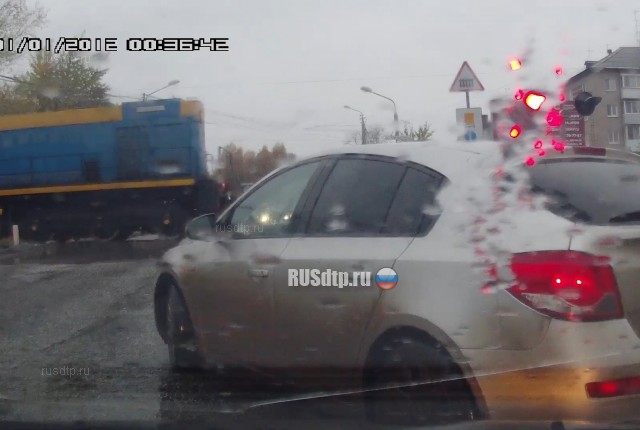 В Перми тепловоз зацепил провисший провод и повалил на дорогу несколько столбов В Перми тепловоз зацепил провисший провод и повалил на дорогу несколько столбов