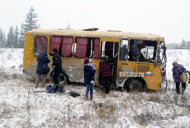В Якутии из-за гололеда перевернулся автобус